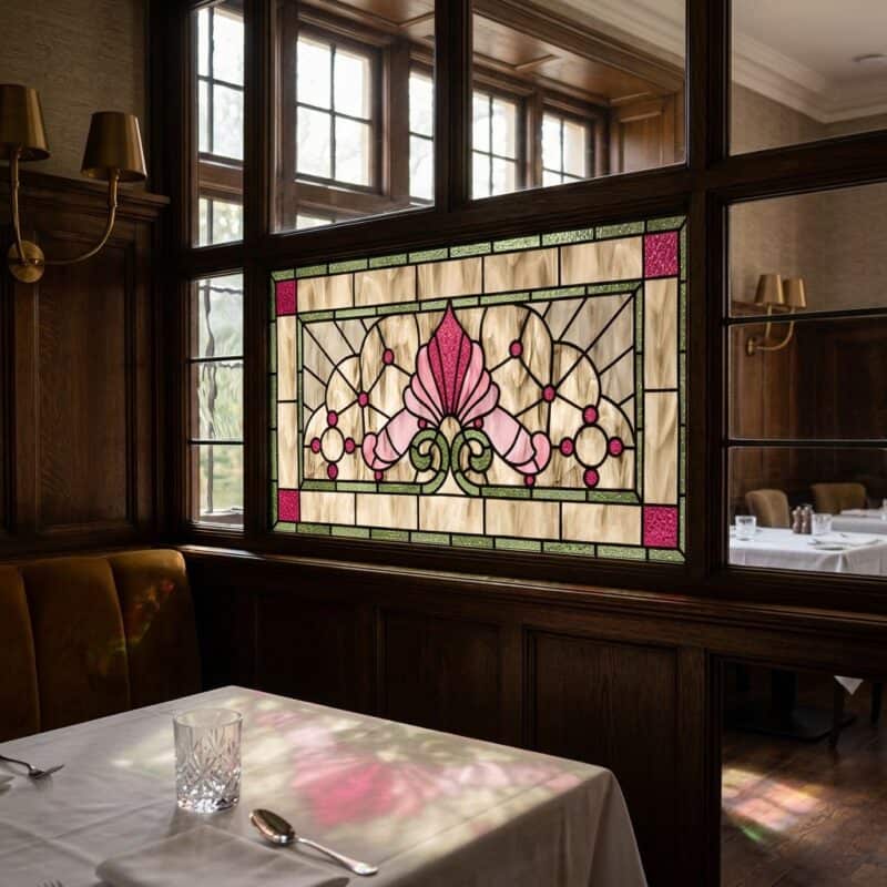 Nowoczesny witraż z motywem muszelki w eleganckiej restauracji.