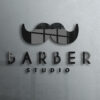 Witraż nowoczesny z motywem wąsów i napisem Barber Studio.