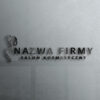 Nowoczesne witraże do salonu kosmetycznego z logo firmy na ścianie.