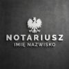 Nowoczesny witraż z orłem na tle szarej ściany, symbol kancelarii notarialnej.