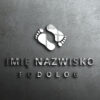Logo podologiczne z odciskami stóp na ścianie.