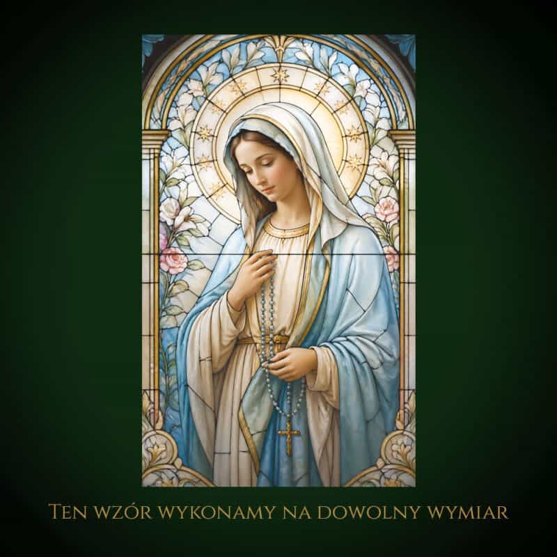 Witraż Matka Boska Różańcowa w stylu klasycznym, z delikatnym światłem i kwiatami.