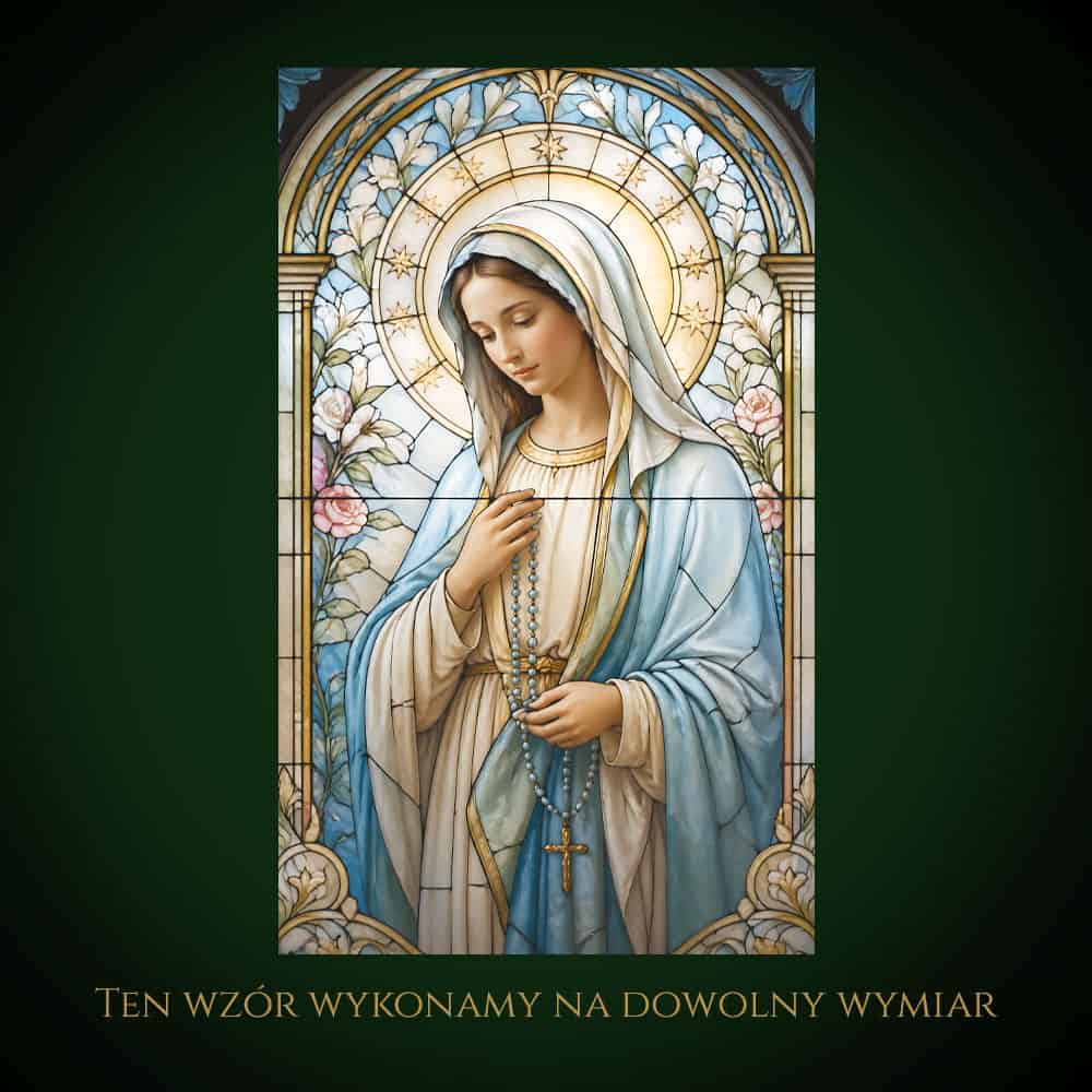 Witraż Matka Boska Różańcowa w stylu klasycznym, z delikatnym światłem i kwiatami.